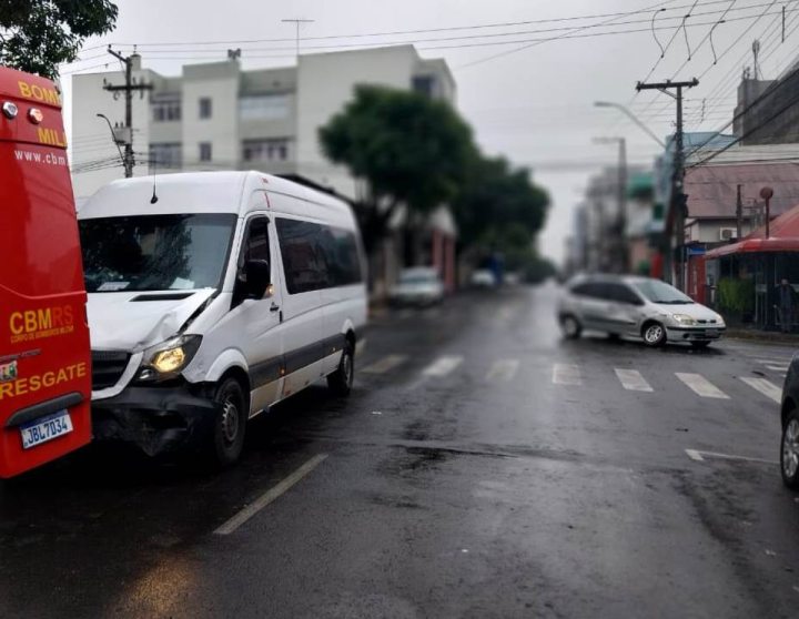  Trnsito - Passageira de van fica em estado de choque aps acidente no centrodeFarroupilha