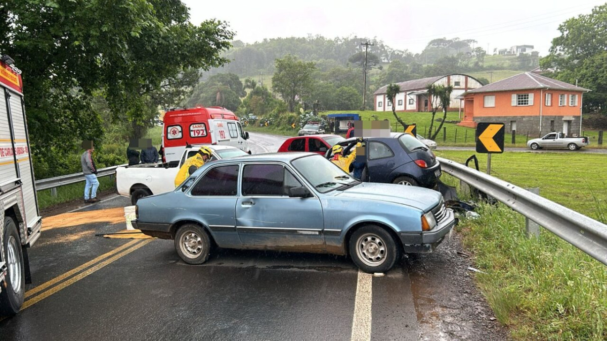 Trnsito - Quatro carros se envolvem em acidente na BR-470, entre Barbosa - Baro