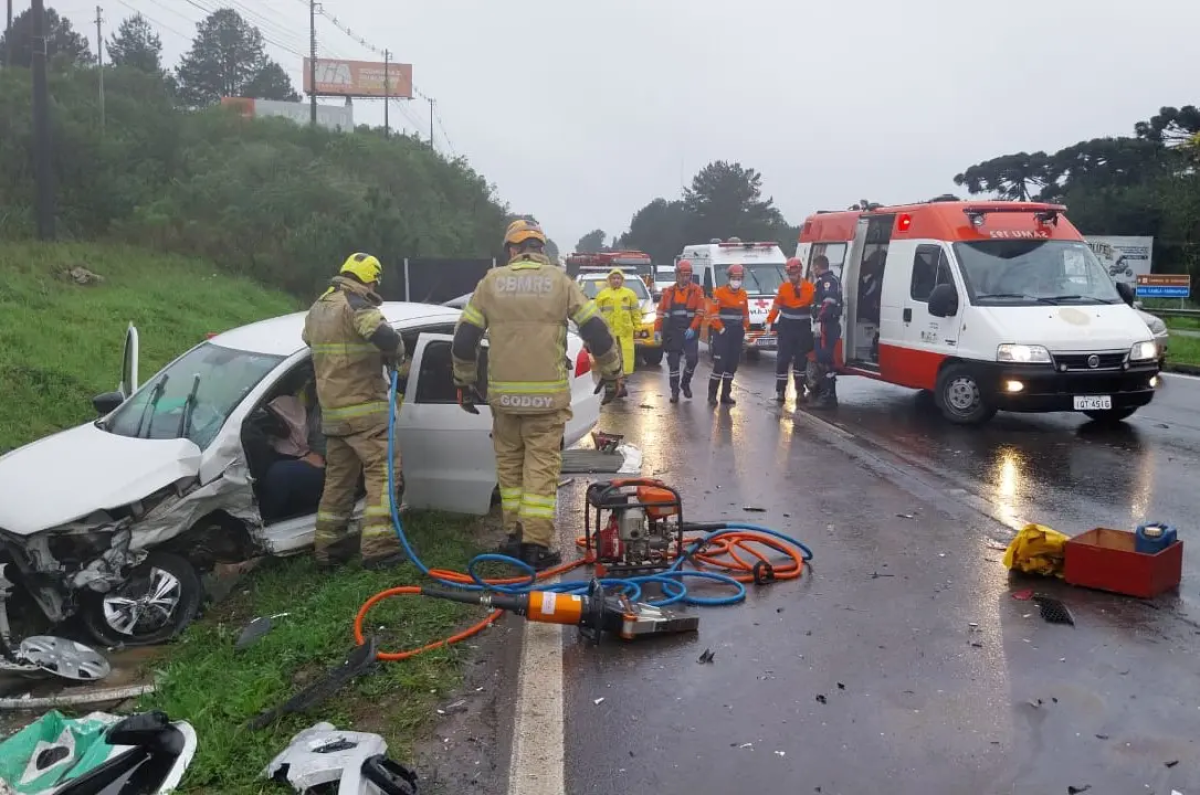 Trnsito - Coliso deixa trs pessoas feridas na ERS-122, em Farroupilha