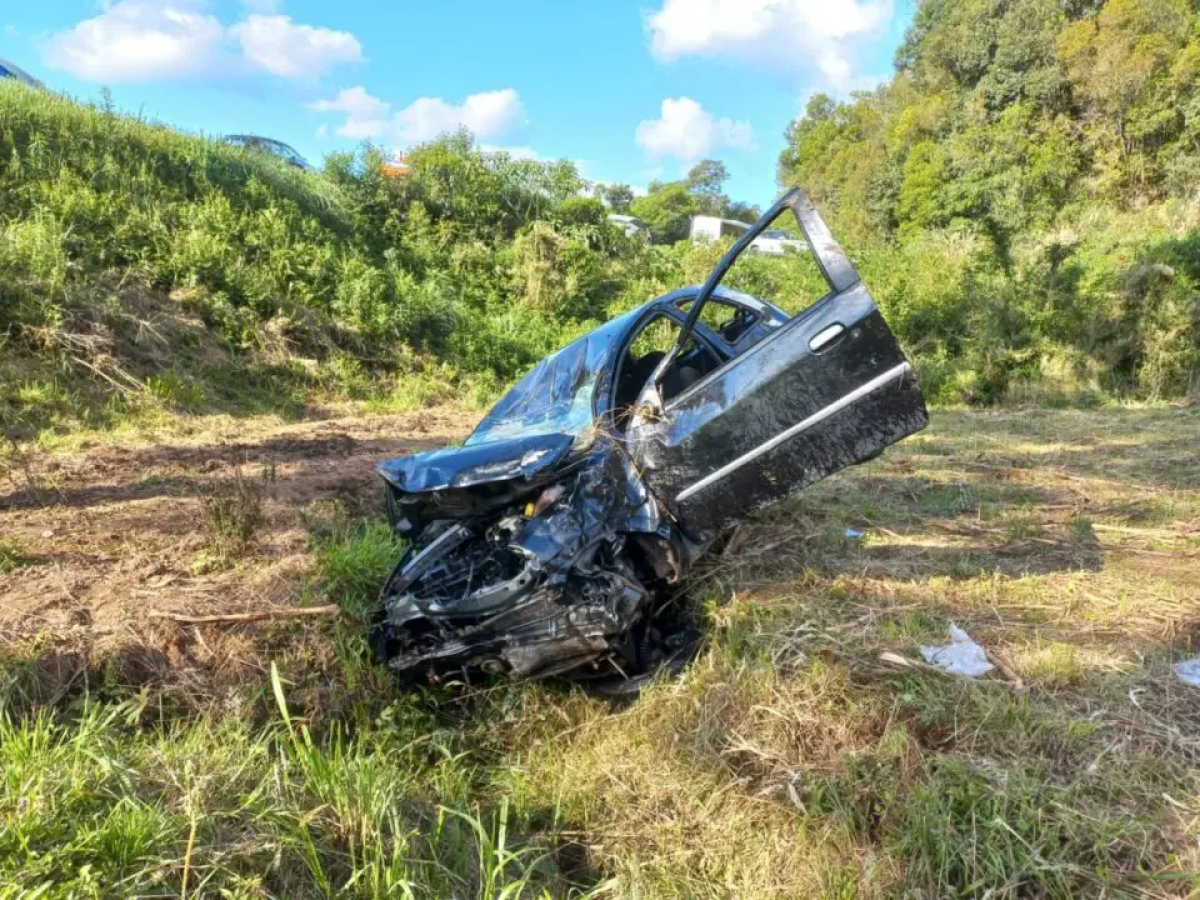 Trnsito -  Mulher perde controle da direo e cai em barranco s margens da RSC-453, em Farroupilha