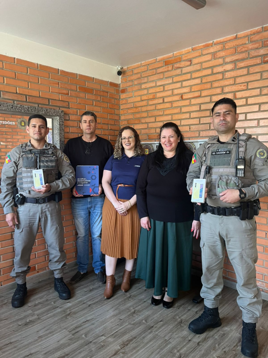 APEME DE GARIBALDI DOA DOIS APARELHOS CELULARES PARA A BRIGADA MILITAR DE GARIBALDI, RS