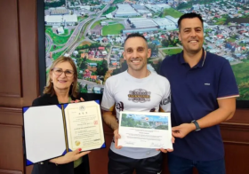 Homenagem em Carlos Barbosa - prefeita em exerccio, Beatriz Martin Bianco recebeu no gabinete, o Mestre em artes marciais Edmar Camillo