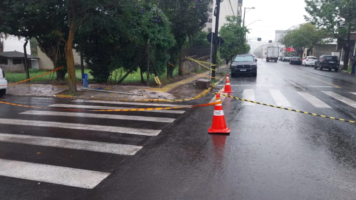 Vdeo: Cabo de alta tenso cai, derrete placa de sinalizao e bloqueia trnsito no centrodeFarroupilha