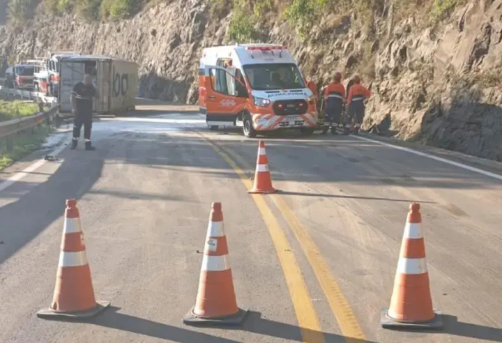 Trnsito -  Caminhoneiro morre aps colidir em paredo de pedras na ERS-122, entre Flores da Cunha e Antnio Prado