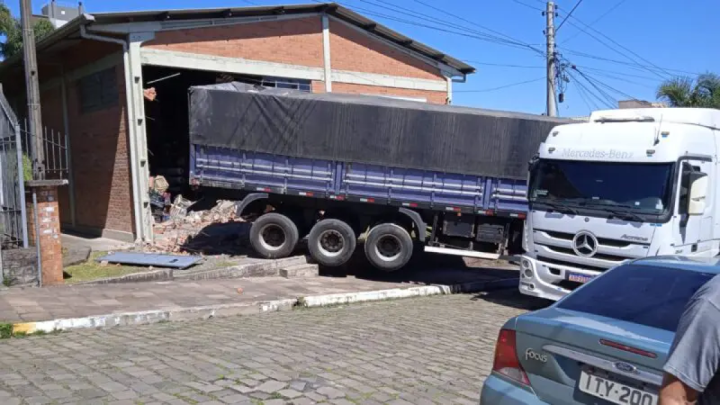 Carreta desgovernada em Farroupilha, RS