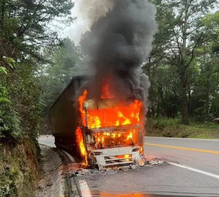 Trnsito -  Carreta pega fogo na ERS-122, em Antnio Prado