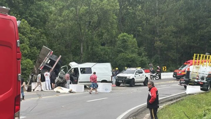  Coliso entre trs veculos deixa uma pessoa morta na ERS-122, entre Flores da Cunha e Caxias do Sul