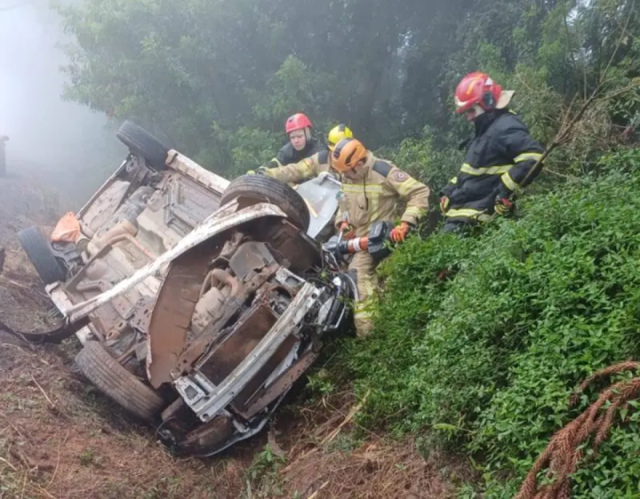 Condutora perde o controle do veculo em Farroupilha