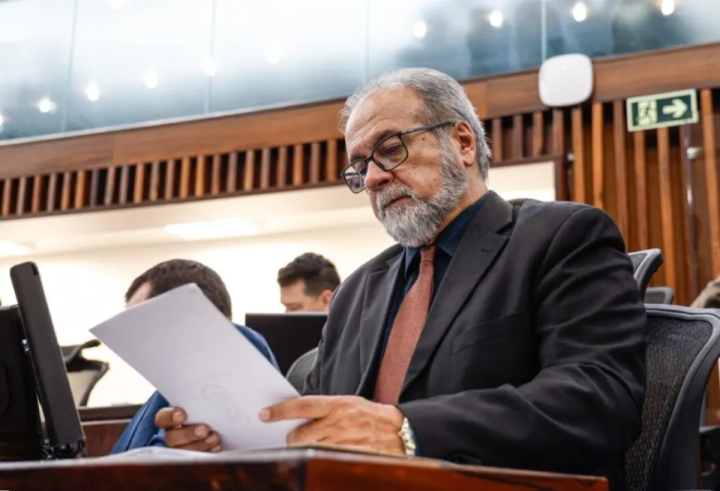 deputado estadual, Gustavo Victorino  apresentou nesta quarta-feira, 5, na Assembleia Legislativa, o Projeto de Lei n 11/2025, sobre a criao de comisso para analisar os critrios de classificao etria de todos os livros nas escolas