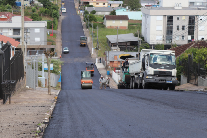 Em Garibaldi, asfaltamento chega na Rua 13 de Maio