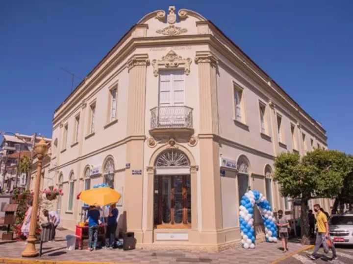 EM GARIBALDI, RS, PRDIO DECONTO  REVITALIZADO PELA REDE DE FARMCIAS SO JOO DE GARIBALDI