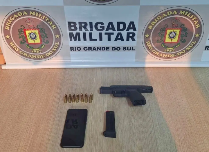 Equipe da Brigada Militar, por meio do 3 BPAT, prendeu um homem de 31 anos por porte ilegal de arma de fogo e trfico de entorpecentes