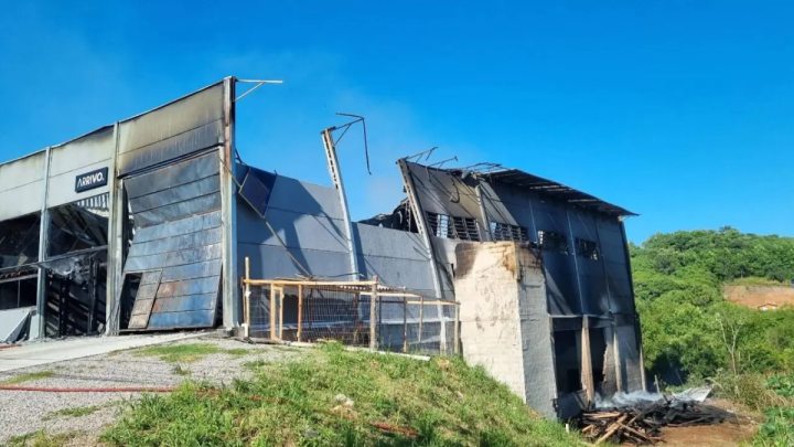 Fbrica de Estofados  destruda pelo fogo em Bento Gonalves