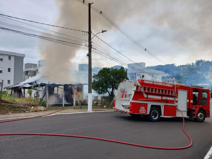 Fogo destri casa no bairro Chcaras, em Garibaldi, RS 