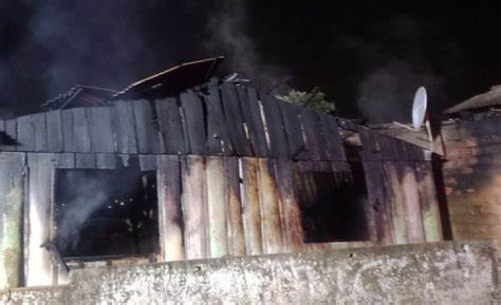  Criminosos mandam trs famlias desocuparem casa e ateiam fogo no bairro So Francisco durante a madrugada