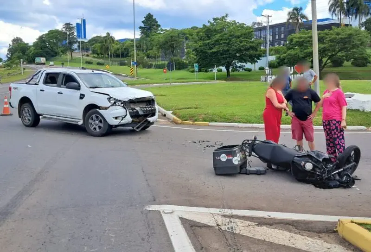 Trnsito - Motociclista sofre ferimentos graves em acidente no Trevo da Grendene