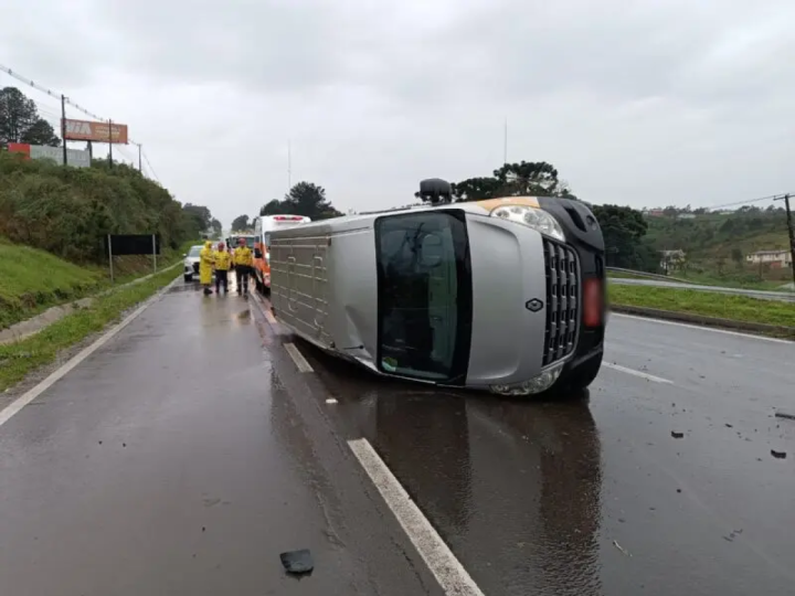  Trnsito - Motorista fica ferido em tombamento de van na ERS-122, em Farroupilha