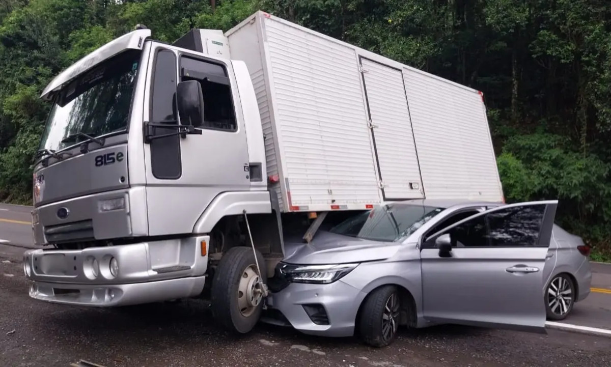 Trnsito - Vdeo: Coliso entre carro e caminho  registrada na ERS-122, em Farroupilha