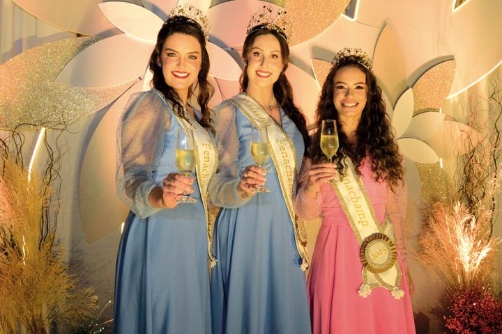 No centro da foto, Rainha Giovana Pelizzari, esquerdo da foto,  Rafaela Zago Romio e, direita da foto,m  Roberta Indiara Flores