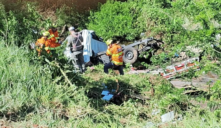 O motorista morreu no local e ainda no foi identificado