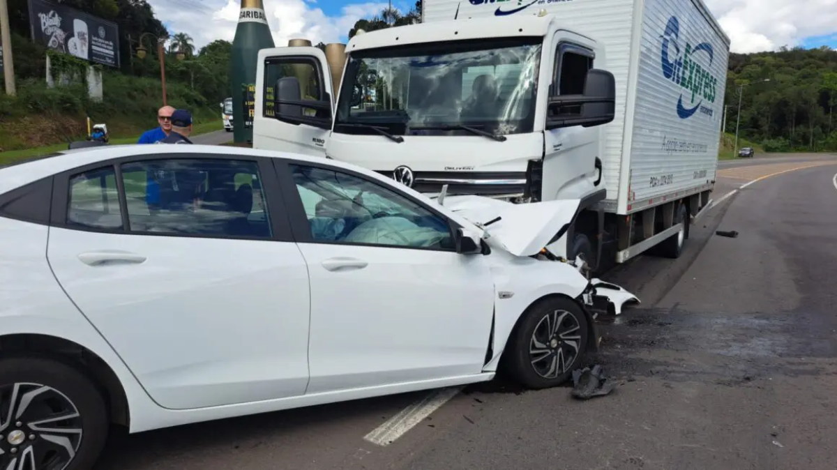 Trnsito -  Coliso na BR 470 deixa uma pessoa ferida em Garibaldi