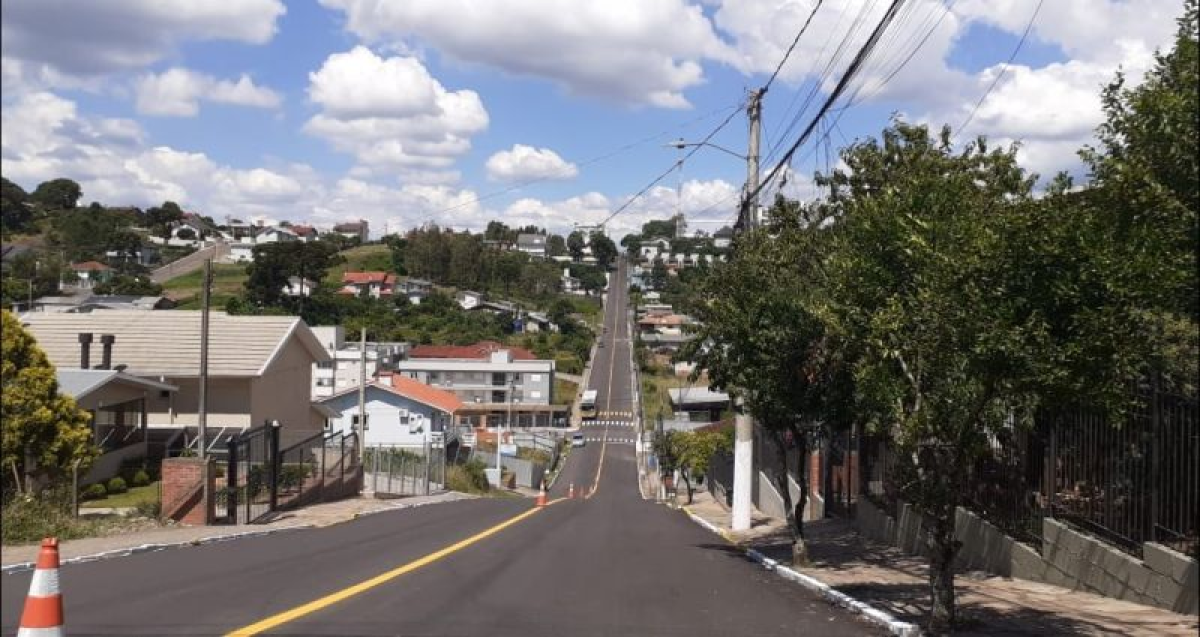 Prefeitura de Garibaldi - Rua 13 de maio recebe pintura do eixo da pista